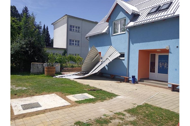 Slika Oštećen krov Gimnazije u Gospiću, JVP Gospić